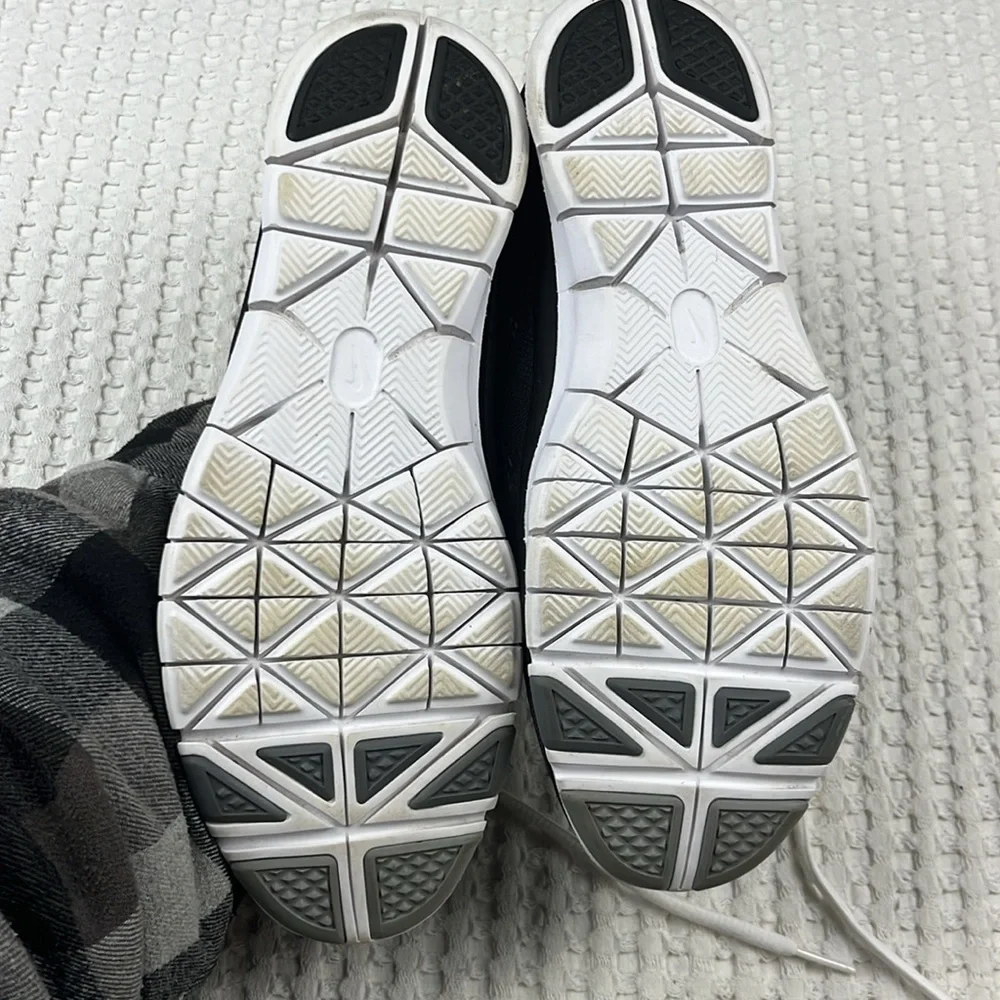 Nike Free Ladies Size 7-1/2 Black & White Running Shoes Pre Owned - Picture 8 of 14